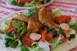 pollo frito con ensalada